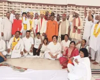 गीत और कठिन योगाभ्यास के जरिए करें योग, रहें निरोग का दिया गया संदेश