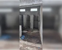 बभनान मंडी में बदहाल शौचालय: दरवाजे गायब, गंदगी के बीच रखी पानी की टंकी, जिम्मेदार मौन