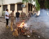 'ऑपरेशन दहन' के तहत प्रयागराज पुलिस ने 3.83 करोड़ रुपये का 766.67 किलो गांजा जलाकर किया नष्ट।