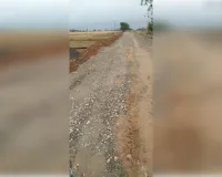 पी0डब्लु0डी  द्वारा बन रही रोड में किया जा रहा है घटिया सामग्री का उपयोग ग्रामीणों में आक्रोश
