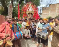 मां विंध्यवासिनी धाम के पकरीतर शीतला मंदिर से हिंडोला माता की झांकी मंगलवार की शाम बड़े धूमधाम से निकाली गई