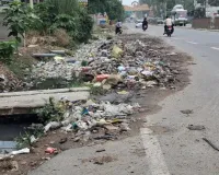 जाम नालियां और कूड़े के अंबार से ब्योहरा गांव बेहाल