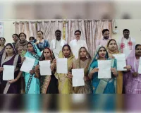 चुनार विधायक ने आंगनबाड़ी सहायिकाओं को नियुक्तिपत्र वितरण किया।