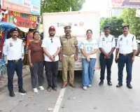 सीट बेल्ट और हेलमेट लगाने वाले वाहन चालकों को किया गया सम्मानित बताया गया सड़क सुरक्षा नियम