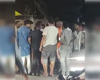 मॉडल वाइन शॉप के बाहर शराबियों के दो गुटों में मारपीट, बीच सड़क पर दौड़ा-दौड़ाकर पीटा;