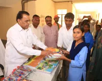 समेकित विद्यालय में दिव्यांगजन सशक्तिकरण मंत्री ने किया वृक्षारोपण।