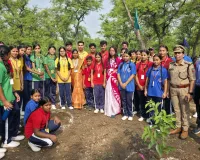 वृक्षारोपण महायज्ञ  के तहत वनाधिकारी के नेतृत्व में बच्चों सहित अन्य लोगों ने किया पौधारोपड़