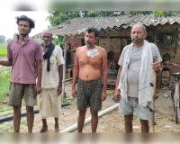 पागल कुत्ते ने हमला कर बच्चों समेत आठ ग्रामीणों को काटा सीएचसी में लगा टीका