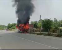 करछना में डिवाइडर से टकराई बस, देखते ही देखते लगी भीषण आग।