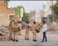 अवैध कब्जों पर फिर चला बुलडोजर, नैनी गेट पर भारी पुलिस बल की मौजूदगी में कार्रवाई जारी।