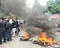 अधिवक्ताओं ने जिला कचहरी के बाहर, टायर जलाकर किया प्रदर्शन; फर्जी मुकदमा दर्ज करने का लगाया आरोप।