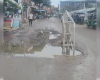 नैनी स्टेशन रोड पर बीच सड़क बना गड्ढा:बैरिकेडिंग से बढ़ी परेशानी