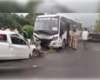 राष्ट्रीय राजमार्ग पर दर्दनाक हादसा: डिवाइडर पार कर बस से भिड़ी कार, दो युवकों की मौत, एक गंभीर