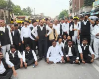 जंतर-मंतर पर छात्रों द्वारा आंदोलन के समर्थन में तहसील फूलपुर,के अधिवक्ताओं ने किया चक्का जाम।
