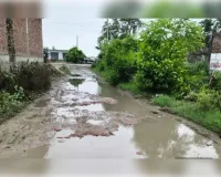 6 वर्षों से मरम्मत के इंतजार में दर्जनों गांवों को जोड़ने व गन्ना क्रय केंद्र तक जाने वाली  सड़क जर्जर