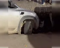 नगर निगम की लापरवाही से मेवा लाल की बगिया में खुले नाले में गिरी कार, चालक बाल-बाल बचा।