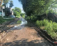 मुसहा-बेलघाट मार्ग पर जलभराव व कीचड़ से राहगीर परेशान, मुख्यमंत्री से समाधान की मांग