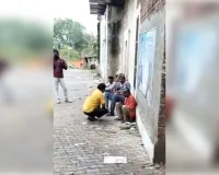 ड्रमंडगंज बाजार मे  दुर्गा माता मंदिर के पास सड़क पर बैठकर खुले में बेवड़ा पीते हैं दारू दारू पीकर करते हैं बवाल। 