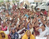 कलेक्ट में आशा कार्यकर्ताओं का प्रदर्शन नोकझोंक।