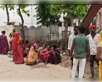 पति की दूसरी शादी के शक में महिला ने 3 बच्चों संग खाया जहर, 2 की मौत 