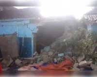 घर में घुसी ट्रेलर घर में सो रहे तीन की मौके पर मौत, पुलिस प्रशासन पर पथराव