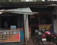 लाइसेंसी शराब दुकान के बगल में अवैध चखना दुकान पर शराबखोरी का आरोप, खुलेआम छलक रहे जाम