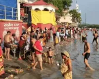 गुरु पूजन के साथ पूर्णिमा पर कानपुर के गंगा घाटों पर उमड़ी श्रद्धालुओं की भीड़