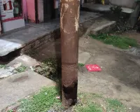 बाराबंकी: रेलवे स्टेशन के सामने जर्जर बिजली का खंभा बना हादसे का सबब, स्थानीय लोगों में दहशत