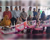 बेसिक शिक्षा विद्यालयों में कार्यरत रसोइयों का सम्मान समारोह एवं कैशलेस चिकित्सा कार्ड वितरण कार्यक्रम