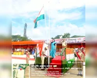 श्रीभूमि जिले के पाथारकांदी में ध्वजारोहण के दौरान ऊपर से रस्सी टूटकर राष्ट्रीय ध्वज नीचे गिर गया