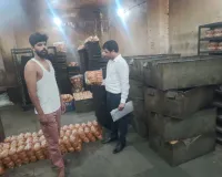 गंदगी में बनते मिले केक और समोसे-कचौड़ी, तीन प्रतिष्ठानों का संचालन बंद, एक को नोटिस