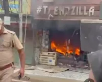 लाल बंगला में कपड़े के शोरुम में लगी आग, आग से लाखों का माल जल कर हुआ राख 