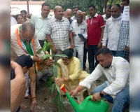 पेड़ से ही प्राण है अभियान के तहत बेलसर ब्लॉक परिसर में जिलाधिकारी ने किया पौधरोपण