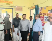 डीएम ने सीएचसी मिठवल किया निरीक्षण : दो कर्मचारी ड्यूटी से मिले गायब