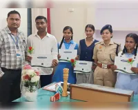 मेघावी छात्र छात्राओं को पुलिस उपाधीक्षक ने किया प्रोत्साहित।  