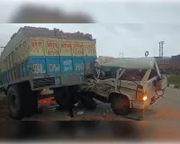 ईंट लदे ट्रैक्टर ट्राली में पीछे से बोलेरो ने मारी टक्कर, बोलेरो चालक घायल 
