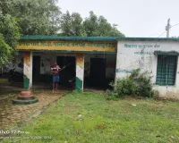तीन वर्षों से जर्जर पड़ा प्राथमिक विद्यालय भवन, मरम्मत न होने से दुर्घटना का खतरा