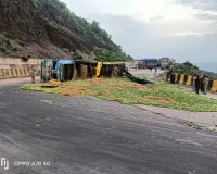 NH-135 ड्रमंडगंज घाटी के बड़का मोड़ पर संतरा लदा ट्रक पलटा, सुरक्षा इंतजामों पर उठे सवाल