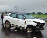 गंगा एक्सप्रेसवे पर फॉर्च्यूनर पलटी, चालक समेत चार घायल