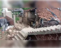 भारी बारिश से कच्चा मकान धराशायी, परिवार बाल-बचाबाल बचे