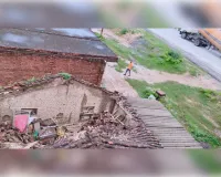 पर जलजमाव से ढहा मकान, कार्यदाई संस्था की लापरवाही पर उठे सवाल