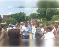 पुल निर्माण के दौरान खोदे गए गड्ढे में डूबने से दो मासूमों की मौत, कमिश्नर व डीएम ने परिजनों से मिलकर जताई शोक संवेदना