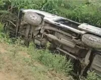 कच्चे रास्ते पर फिसली स्कूल वैन, पलटने से मची अफरातफरी
