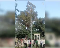 स्मारक परिसर में लगी सोलर स्ट्रीट लाइट, प्रधान ने किया लोकार्पण