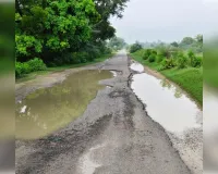 जर्जर नहर पटरी की सड़क बनी ग्रामीणों के लिए मुसीबत