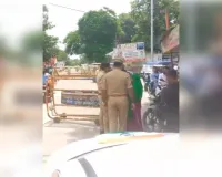 मलिहाबाद में दारोगा प्रकाश व सिपाही आशीष मलिक ने बैरिकेडिंग लगाकर रोकी तिरंगा यात्रा 