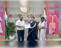 उत्कृष्ट कार्य करने वाले अधिकारियों एवं कर्मचारियों को जिलाधिकारी ने प्रशस्ति पत्र प्रदान कर किया सम्मानित