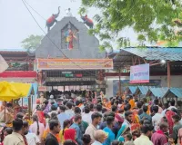 सावन के तीसरे सोमवार को बाल्हेश्वर मंदिर में कांवड़ियों पर हुई पुष्पवर्षा