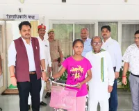 जनसुनवाई में छात्रा की समस्या पर जिलाधिकारी ने लिया त्वरित संज्ञान, उपलब्ध कराई साइकिल