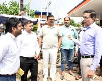 प्रयागराज में तेजवृष्टि के बाद जलनिकासी तेज, मंडलायुक्त ने प्रभावित क्षेत्रों का निरीक्षण कर शीघ्र जलनिकासी के दिए निर्देश।